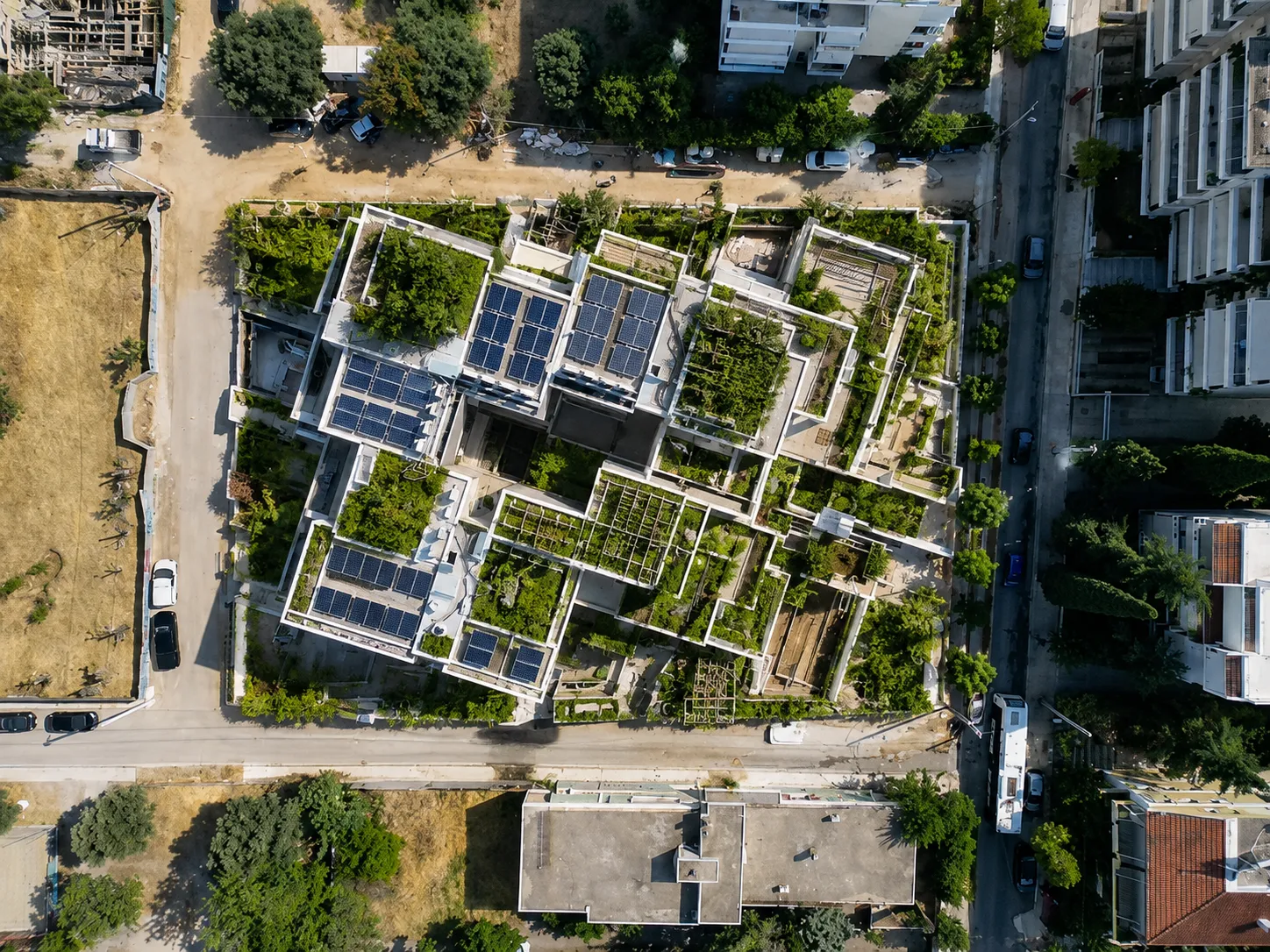 Αεροφωτογραφία συγκροτήματος με φυτεμένα δώματα